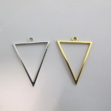 30 Pendentif triangles ajourés 35x27mm