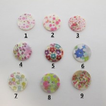 25 Button round flower Mother of pearl 18mm
