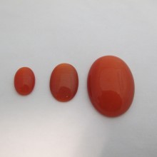 Cabochons cat's eye in red glass