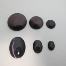 Cabochons cat's eye in amethyst glass