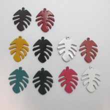 10 pendentif feuilles en cuir 42x32mm