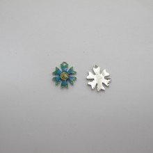 10 Pendentifs/breloques fleur en métal 17x15mm