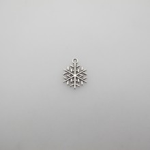 50 pendentifs flocons de neige 20x17mm