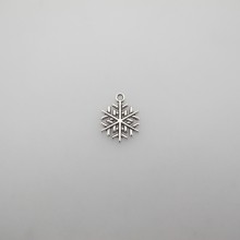 50 pendentifs flocons de neige 20x17mm