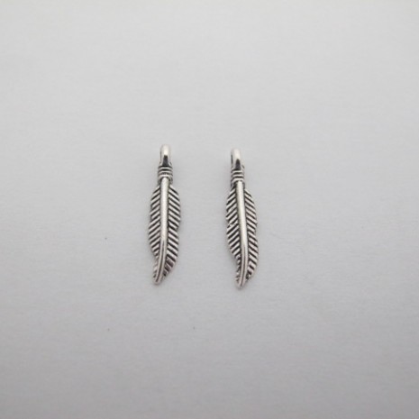 50 breloques feuilles en métal 19x5mm