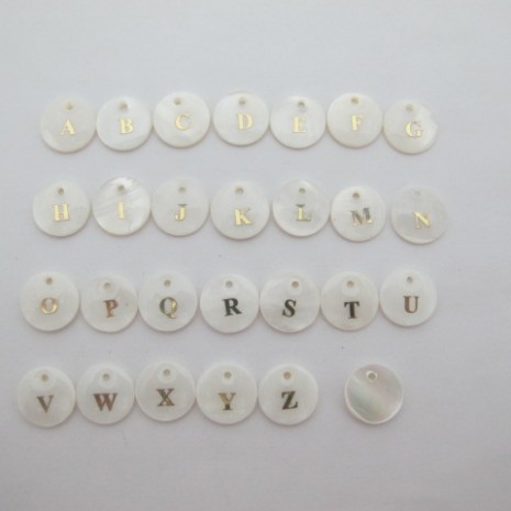 10 pcs sequins rond 26 lettres en nacre 13mm