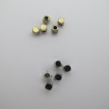 100 pcs perles cube 3x3x1.5 mm en acier inoix