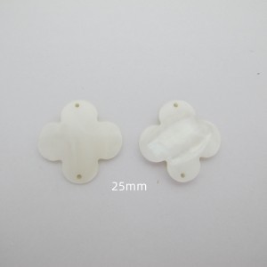 20 Mother-of-pearl clover spacers