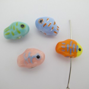 10 perles en Céramique poissons 13x18mm