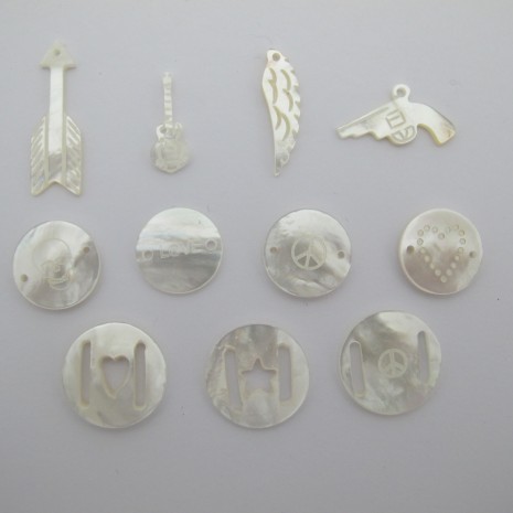 20 Mother-of-pearl clover spacers