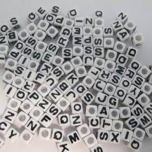500gm cube en plastique 7mm 26 lettres mix