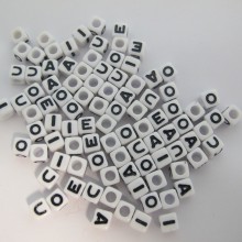 500gm Cube en plastique 7mm lettres Voyelles mix