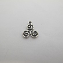 50 Pendentif Métal triskel 15x14mm